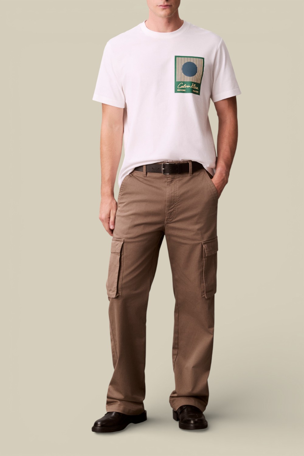 תמונת כל הלוק של חולצת טי